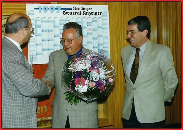 1997: Verabschiedung des Geschäftsführers Hans-Joachim Sauer durch Dr. Schneider.